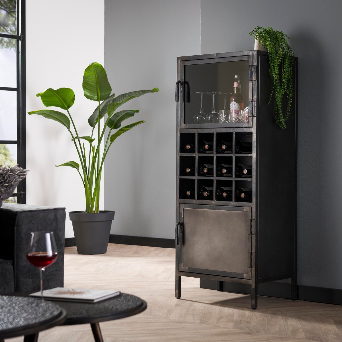 Armoire à vin en métal avec portes vitrées IRON