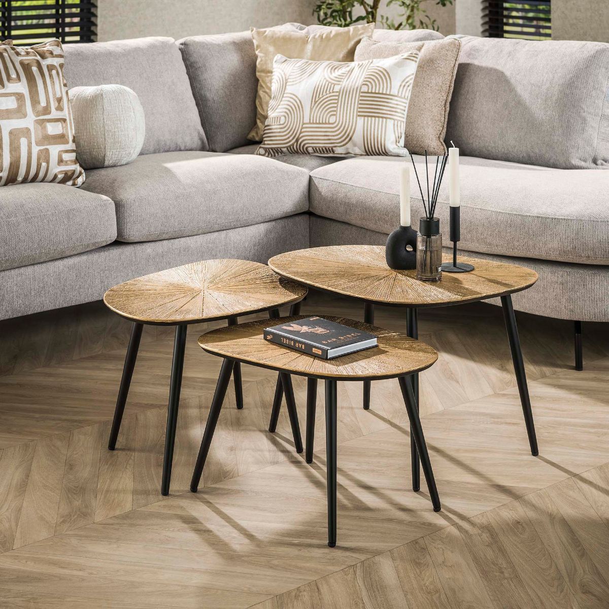 Table basse gigogne organique en métal doré YATO3 (lot de 3)
